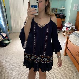 Stunning navy blue patterned Exist brand long sleeve cold shoulder dress! Size M